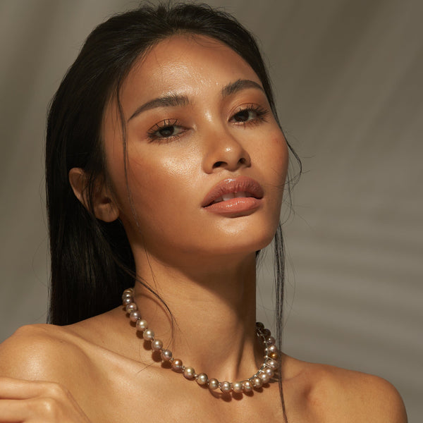 Salita Matthews model wearing the Iesha Soleh Silver Pearl Choker Necklace