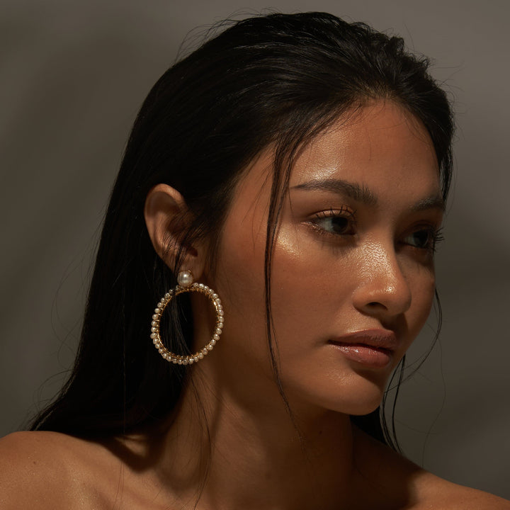 Salita Matthews model wearing the Soleh Gold Hoop Pearl Earrings.